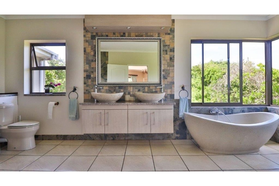 6 Bedroom Property for Sale in Lovemore Park Eastern Cape